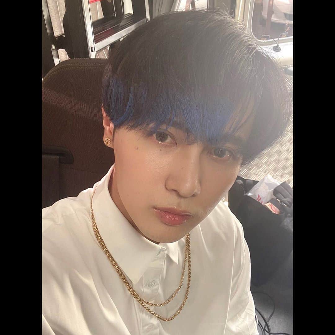 池添俊亮さんのインスタグラム写真 - (池添俊亮Instagram)「とあるShooting📸 素敵な髪と衣装。実はこの青髪はスプレーなんです。  #bluehair」9月22日 17時09分 - zoe_boy_0427