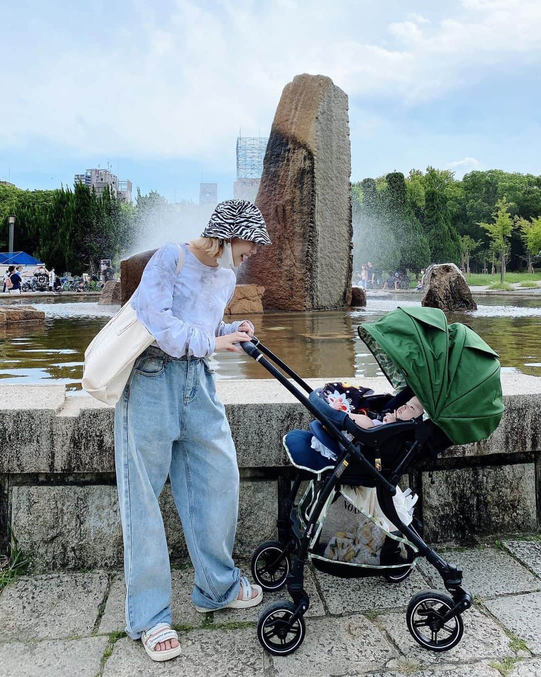 安中芙美さんのインスタグラム写真 - (安中芙美Instagram)「ㅤㅤㅤㅤㅤㅤㅤㅤㅤㅤㅤㅤㅤ in 大阪城 🏯 ㅤㅤㅤㅤㅤㅤㅤㅤㅤㅤㅤㅤㅤ こんな感じで👶🏻とのんびりお出かけするのははじめてかも◎ ほんとお気に入りすぎる @jumelle0603 のbag👶🏻👏 ㅤㅤㅤㅤㅤㅤㅤㅤㅤㅤㅤㅤㅤ #ママコーデ #0歳児ママ #マザーズバッグ」9月22日 17時11分 - fumitwinsworld