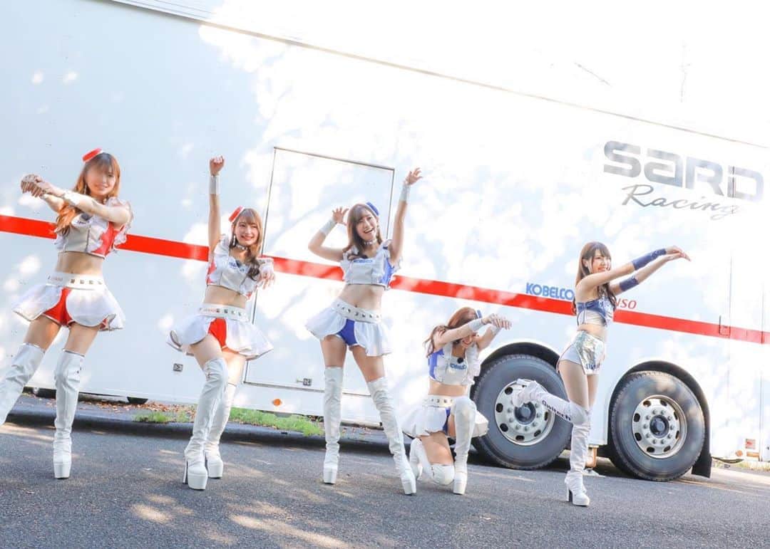 武田美憂のインスタグラム：「. 初💙青い！ショベルカー！ . #レースファン以外にも伝えていきたい #KOBELCO さんといえば #青いショベルカー #工事してる街中とかでよく見るアレ #オウルテックレディ #sgt #supergt #owltech #tgrteamsard #sard #いいねしてね #portrait #portraitphotography #model #japanesegirl  #racequeen #レースクイーン #followme」