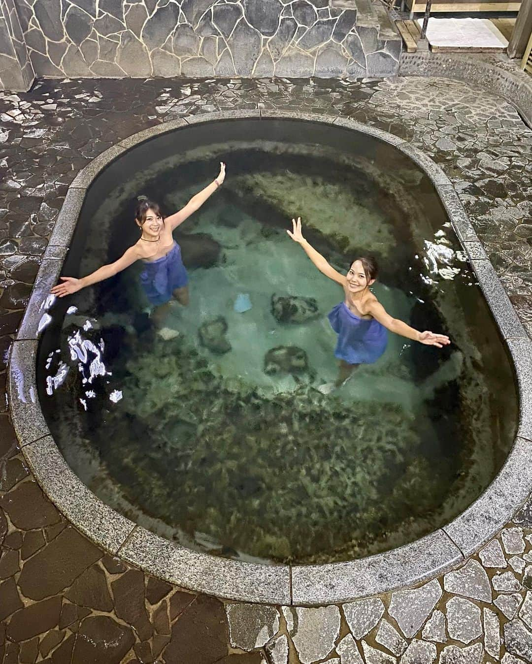 ISHIIYUKIKOさんのインスタグラム写真 - (ISHIIYUKIKOInstagram)「岩手旅行Part2💕 @namari_onsen   日本一深い温泉♨️水深約120㎝くらいあるみたい😳全くもって座れないよ😂  許可を得て撮影&タオルを巻いております！  温泉で立ち泳ぎしてたら汗吹き出ました♡笑  #gotoキャンペーン 利用して是非行ってね⭐️  #ゴルフ #ゴルフ女子 #golf #golfgirls  #골프 #골프스타그램  #高尔夫 #golfswing #女子旅 #温泉旅行 #鉛温泉 #ゴルフ旅行 #岩手 #岩手旅行 #gotoキャンペーン」9月22日 17時28分 - ishii_yukiko