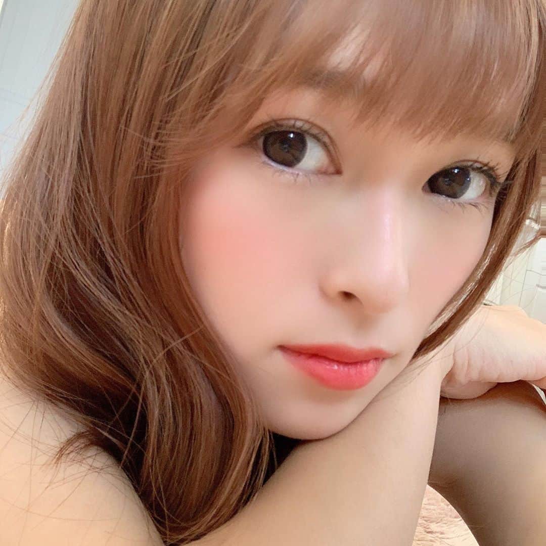 町田亜里香のインスタグラム：「どこにいくってわけでもないけど 髪染めてから初めてメイク💄した𓍯 最近全然メイクしてなかった😬 めんどくさいんだもん。笑　　 . . 今日は日用品を買いに10%OFFを やってるホームセンターへ🥺⭐︎ コロナも私が住んでる県は、 都内と違い少ないので😱 久々にアンジェ🐩も一緒に行ったよ🚶‍♀️。 コロナ多い時期は置いていってたの😭 一緒に行ける場所は 一緒に行きたいもんね…⸜❤︎⸝ . . じゅきはアイス🍨も食べたよ🤢 私はお昼にラーメン🍜を たくさん食べてしまって… 満腹すぎたのでなし❌ 帰ってきてじゅきが食べきれなかった 鯛焼きだけ食べました🥴 . カラコンはアイクローゼットの ダークミント🍀𓂂𑀀 今日は二重幅少し広げてます🤏 . . . #ママ #ままコーデ #ママコーデ  #親子 #28歳 #ナチュラルメイク  #まつ毛美容液 #まつ毛 #自まつ毛  #自まつ毛メイク #ママメイク  #6歳男の子 #6歳 #年長さん」
