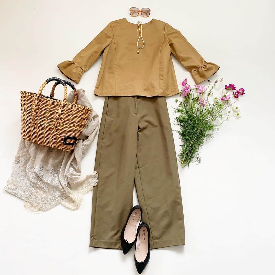 のインスタグラム：「I've released a new pants patten😍It is a cocoon silhouette. The hot summer has passed and autumn has come in Japan. Cosmos flowers are in bloom🌸   The blouse pattern is also available from @yingdesign.ch along with a selection of other patterns.   ✂️Pattern✂️ Tops: 652 Two-sleeve design blouse Bottoms: 836 Cocoon pants  新鮮なシルエットのパンツが出来ました✨ 夏が過ぎ秋を楽しめる気温になりましたね ロングパンツをぜひ着こなしてください😊  #handmade #sewing#手作り #型紙#ハンドメイド大人服#クルールパターンファブリック#洋裁#instafashion#coordinate #handmadeclothes #mamacoordinate #sewingpattern#置き画#patterns#instasewing#handmadewardrobe #memade #handmadewardrobe #sewcialists #indiesewingpatterns」