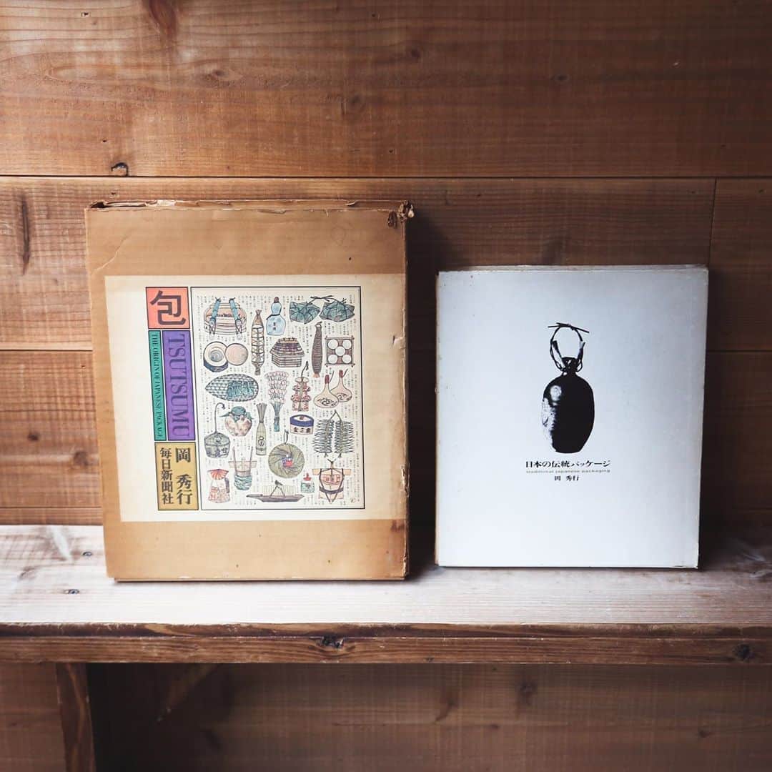 nostos booksさんのインスタグラム写真 - (nostos booksInstagram)「《日本の伝統パッケージ》﻿ ﻿ ◯『包 Tsutsumu』﻿ 日本の伝統パッケージ・包装といえばこちら。﻿ 見た目や素材といった枠を超え、パッケージデザインを「包む」という行為から振り返り、生きることや日本の自然観が顕現する媒体としての「包装」の意味を問い直した本書は、デザインに関わる仕事をされている方には一度は手にとっていただきたい一冊。﻿ ﻿ ◯『日本の伝統パッケージ』﻿ 本書の著者も、『包 Tsutsumu』と同じく岡秀行。﻿ 素材本来の持ち味と特性を極限まで突き詰めた見事な包装技術、パッケージデザインの数々を掲載した本書は、写真・印刷の美しさにもぜひ注目してください。﻿ ﻿ ﻿ 商品ページは商品タグからご覧ください。﻿ ﻿ -------------------﻿ 現在実店舗は、土日祝のみの営業とさせていただいております。﻿ オンラインストアは平日も通常通り営業しておりますので、ぜひご覧ください。﻿ ﻿ 店内で安心してご覧いただくために、入店人数を4名に制限しています。休日のご来店は完全予約制ではありませんが、大変混み合いますので、ご来店の際はぜひ事前にご予約ください。﻿ 下記をご確認のうえ、オンラインストアの予約フォーム、またお電話やメールにてご連絡ください。﻿ ﻿ ・ご来店日時﻿ （※混雑時はご利用時間を1時間とさせていただく場合がございます）﻿ 下記の時間帯からお選びください。﻿ 13〜14時﻿ 14〜15時﻿ 15〜16時﻿ 16〜17時﻿ 17〜18時﻿ ﻿ ・ご予約名﻿ ・人数﻿ ・お電話番号﻿ ﻿ ご予約はこちらから▼﻿ TEL：03-5799-7982﻿ Mail：info@nostos.jp﻿ ﻿  ---------------------」9月22日 17時37分 - nostosbooks