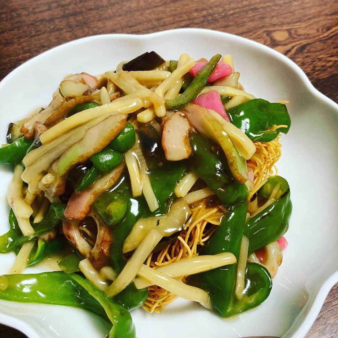 久保ミツロウのインスタグラム：「マルタイの皿うどん。家の野菜あり合わせとお土産でもらった具材用のカマボコで美味しく出来たで〜。」