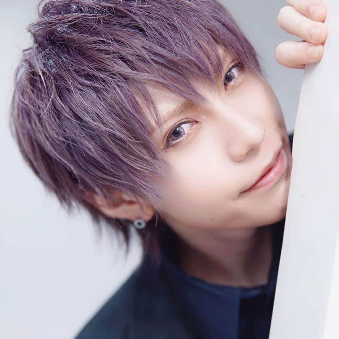 のインスタグラム：「はい、ひょっこりはん  He looks like to play hide and seek.  #ユナイト #結 #v系 #かくれんぼ #ひょっこりはん」