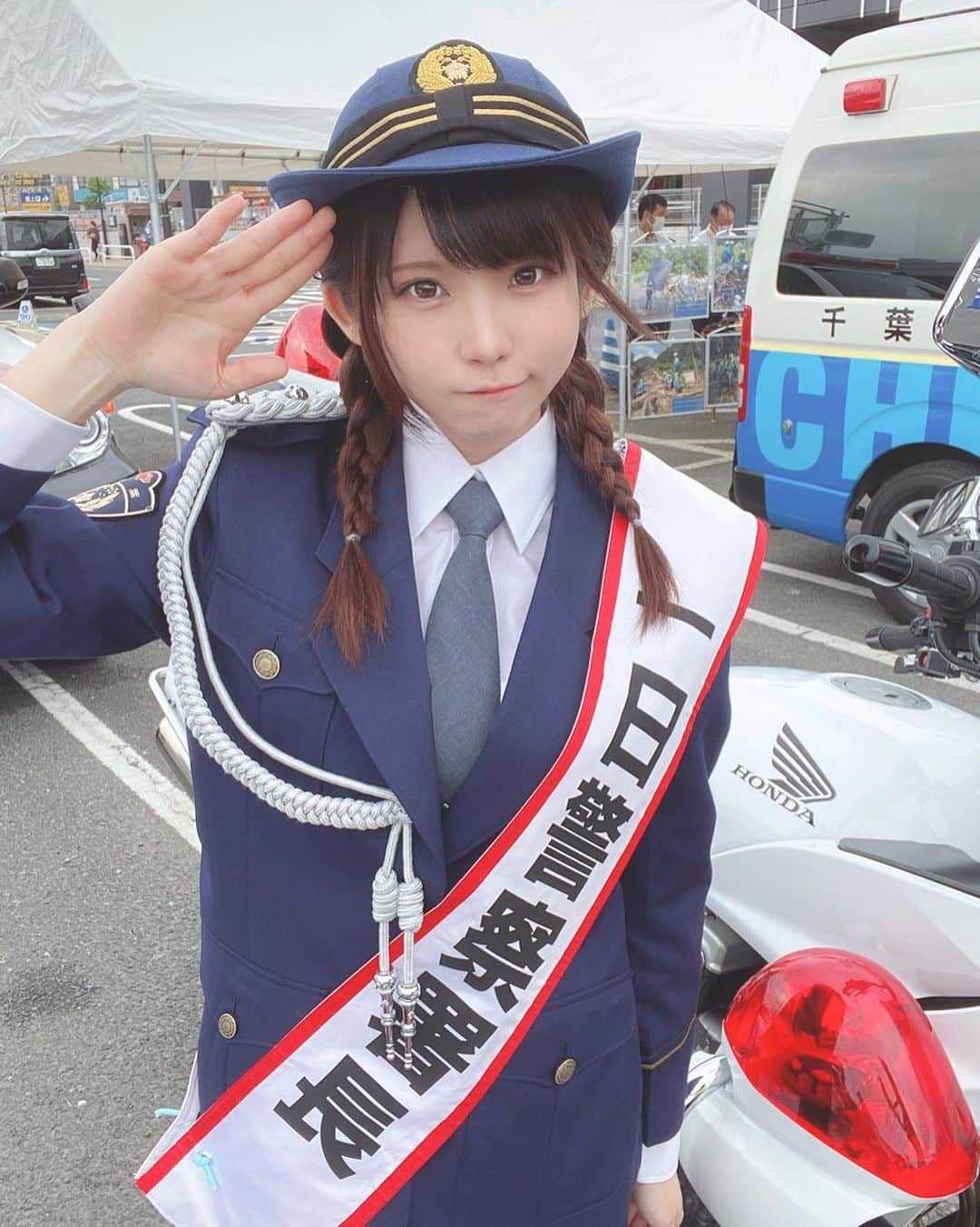 えなこさんのインスタグラム写真 - (えなこInstagram)「『千葉県成田警察署交通安全運動出動式』にて、一日警察署長として出演させていただきました🚓  今回で3回目の一日署長です✨ 白バイ隊員さんに先導していただき、パトカーを降りてえなこ署長が登場！という素敵な演出を考えてくださって感動…🥺」9月22日 17時45分 - enakorin