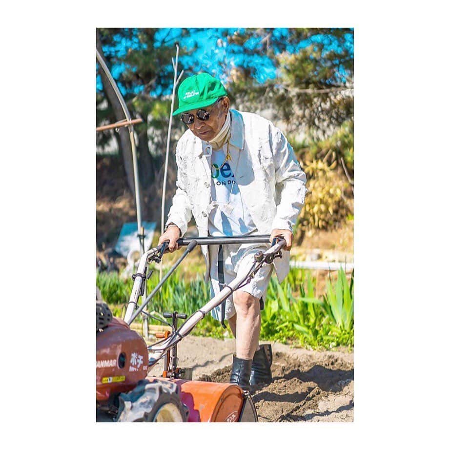 ジュリアン デイヴィッドのインスタグラム：「@slvr.tty wearing our custom white velvet work jacket and wide shorts 👴🏻🤍👨‍🌾🤍🥕🏄🌴🌷🧑🏻‍🎤pretty cool」
