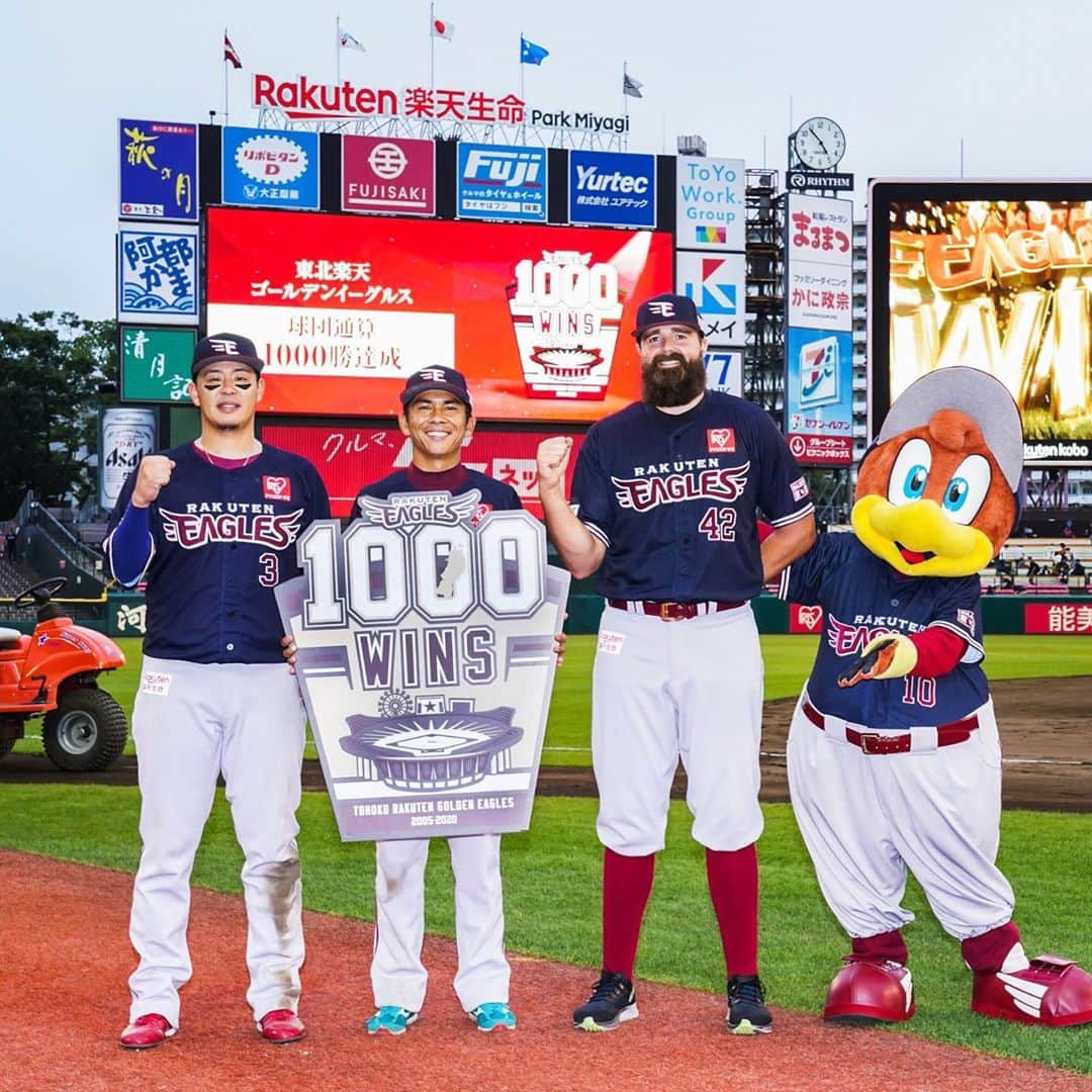 東北楽天ゴールデンイーグルスさんのインスタグラム写真 - (東北楽天ゴールデンイーグルスInstagram)「⚾️ ⚾️E 12-4 M⚾️ 逆転で3連勝‼️‼️‼️球団通算1000勝を達成✨✨✨ 浅村選手がホームラン3本など7打点の大活躍💪🏼💪🏼💪🏼 そして福山選手がさっそく復活登板して1回無失点😭👏🏼 さらにジョンソン選手は1回無失点で来日初勝利㊗️✨ 初回には田中選手が7号の先頭打者ホームラン👍🏼 #rakuteneagles #NOWorNEVERいまこそ #日本一の東北へ #浅村栄斗 #福山博之  #ジョンソン #djjohnson  #田中和基  #写真もイープレで  #伊達の勝色」9月22日 17時43分 - rakuten_eagles