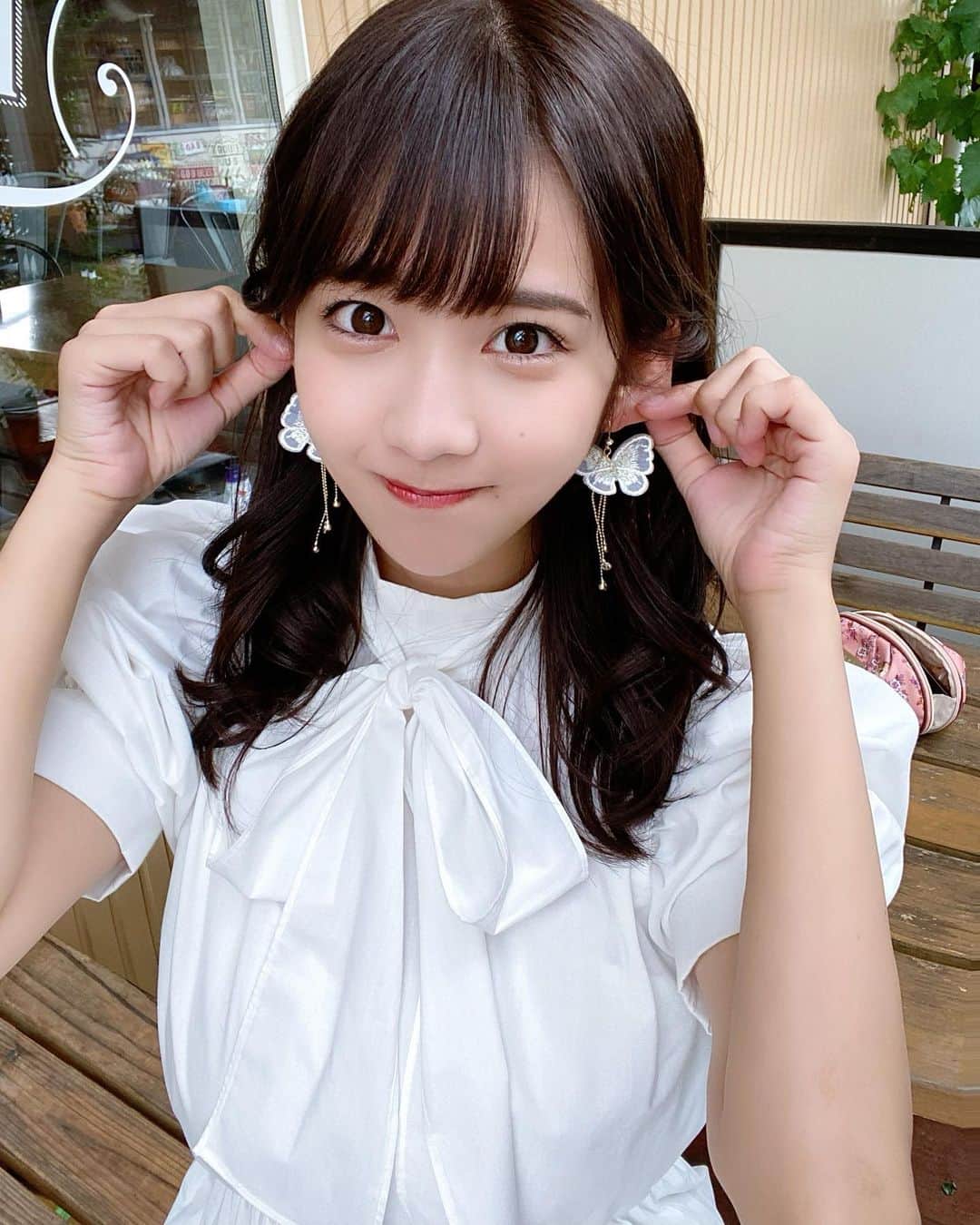 天羽希純のインスタグラム：「彼氏が「ただの友達で相談聞いてただけだから」と言い訳して頻繁に会ってる女  又は  「彼女の誕プレ？一緒に買いに行ってあげようか？」の女のコスプレです。  #あざとい #あざとい系女子 #あざとかわいい #私服 #snidel #白ワンピ #白ドレス #ヘアアレンジ #巻き髪 #ピアス #ハンドメイドピアス #白コーデ #秋コーデ #韓国メイク #4連休 #彼女 #彼氏 #可愛い女の子」