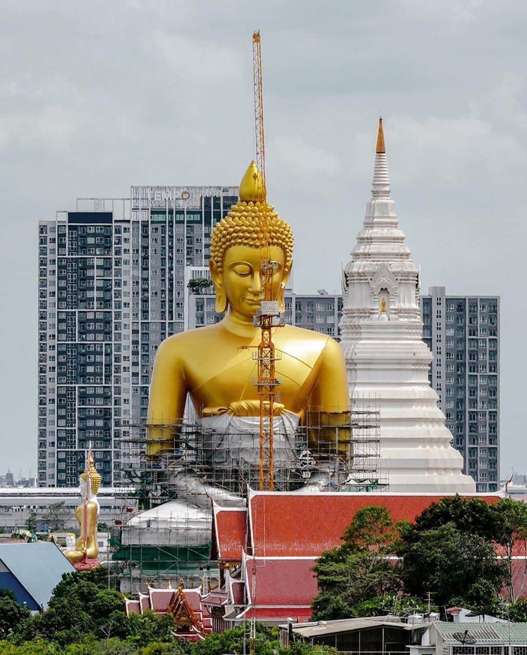 タイ国政府観光庁さんのインスタグラム写真 - (タイ国政府観光庁Instagram)「・﻿ ＼🇹🇭サワッディー・カー🇹🇭／﻿ ﻿ 今週の #こんなタイ知らなかった は、近年話題沸騰中のワット・パークナム（ワット・パークナム・パーシーチャルーン）の一枚📸✨﻿ ﻿ 敷地外からも見える、建設中の巨大な仏像が目を惹きますね👀‼️このワット・パークナムは、アユタヤ時代に創設された、古い歴史を持つ王室寺院です💁﻿ ﻿ 最上階には仏陀の生涯図（仏伝図）が描かれた天井画があり、芸術作品としても見応え抜群👍✨そこに置かれた緑ガラスの仏塔も、荘厳な雰囲気を漂わせています…😌💚﻿ ﻿ @yoooko.ym さん、コップン・カー🙏✨﻿ ﻿ ・・・・・・・﻿ 今まで知らなかったタイの魅力を見つけたら、ハッシュタグ #こんなタイ知らなかった をつけて投稿して下さい🌸﻿ ﻿ こちらでご紹介させて頂くことがあります。皆さまからの投稿をお待ちしています😊﻿ ﻿ #repost #タイ #バンコク #ワットパークナム #タイ寺院 #お寺巡り #お寺好きな人と繋がりたい #歴女 #こんなタイ知らなかった #もっと知りタイ #タイ旅行 #バンコク旅行 #旅好きな人と繋がりたい #旅行好きな人と繋がりたい #海外旅行 #thailand #bangkok #bangkoktrip #watpaknam #temple #amazingthailand #thailandtravel #thailandtrip #thai #thaistagram #lovethailand」9月22日 17時47分 - amazingthailandjp