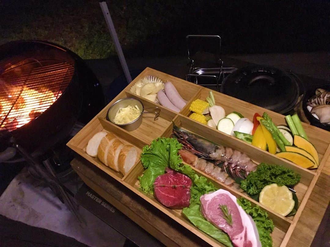 丸田佳奈のインスタグラム：「夕食はBBQでした！  #グランピング #キャンプ #BBQ #バーベキュー #自然 #のんびり #夏休み」