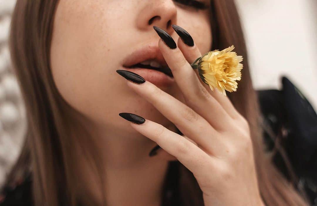 ALINA AKULAのインスタグラム：「𝙱𝚎𝚒𝚗𝚐 𝚟𝚞𝚕𝚐𝚊𝚛 𝚒𝚜 𝚏𝚒𝚗𝚎, 𝚋𝚞𝚝 𝚘𝚑 𝚙𝚕𝚎𝚊𝚜𝚎 𝚓𝚞𝚜𝚝 𝚍𝚘𝚗'𝚝 𝚋𝚎 𝚋𝚘𝚛𝚒𝚗𝚐.」