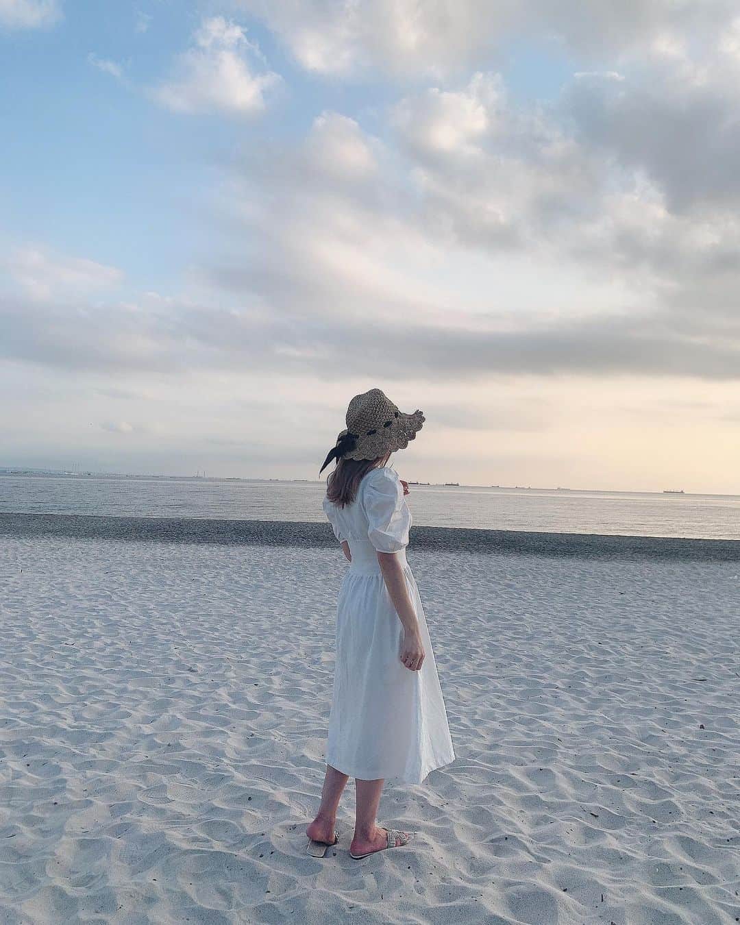 のインスタグラム：「🐚都内から近い白い砂浜🐚⠀ ⠀ 連休も終わりだ〜！ 徐々に夏も終わってきて寂しいなん😞⠀ ⠀ 今年の夏は沢山白ワンピ着て満足した👼 ⠀ おしゃピクグッズは一式 @cherrysugar_official 🧺❤︎⠀ ⠀ #白ワンピ#麦わら帽子#데일리룩#데일리#바다피크닉#바다#바다스타그램#바다여행#바다뷰#바다낚시#바다수영」