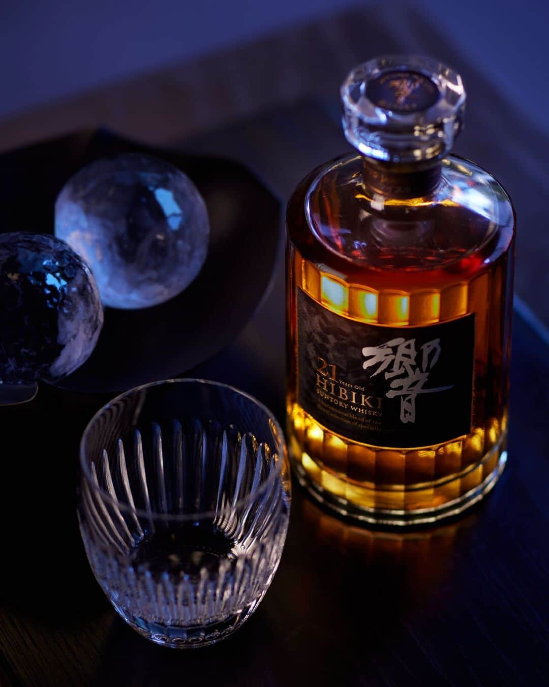 響 | SUNTORY WHISKY HIBIKIさんのインスタグラム写真 - (響 | SUNTORY WHISKY HIBIKIInstagram)「. HIBIKI TIME　～二十四節気・秋分～  月に見立てた氷を用意して、秋夜を愛でる静謐の時。 Prepare a round ice cube to resemble the full moon, and admire a peaceful moment of an autumn night.  #hibiki #響 #二十四節気 #24seasons #秋分 #shubun #autumn #月見 #秋の夜長 #丸氷 #moonwatching #iceball」9月22日 18時02分 - suntorywhisky_hibiki