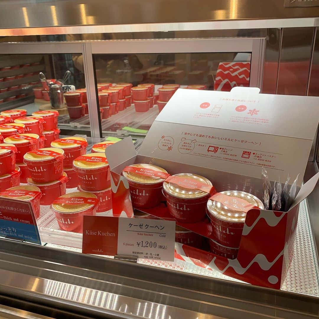 五十嵐茉優さんのインスタグラム写真 - (五十嵐茉優Instagram)「ㅤ 原宿に新しくオープンした @milch.tokyo さんで 看板メニューのケーゼクーヘンを食べてきたよ🧀🍴 ㅤ 由布院産の牛乳100%でつくられたチーズケーキで とろっとしたクリームチーズが めちゃくちゃ美味しかった🥺！！ お店で出来立ての温かいのと、 テイクアウトで冷やしたものを食べたんだけど どっちも美味しいの、、、 でもどちらかと言えば私は出来立ての あったかい方が新鮮で好きかもしれない♡ (おうちでも温めて食べられるよっ) ㅤ お店は原宿駅から竹下通りを出て道を渡って さらに真っ直ぐ抜けた先にあって分かりやすかった✨ 本当に美味しかったからまた行く🥺💓 ㅤ #ミルヒ #原宿スイーツ #竹下通り #チーズケーキ #焼きたてテイクアウト #pr #トリドリベース #ケーゼクーヘン #原宿 #スイーツ好き #由布院」9月22日 18時02分 - mau08us