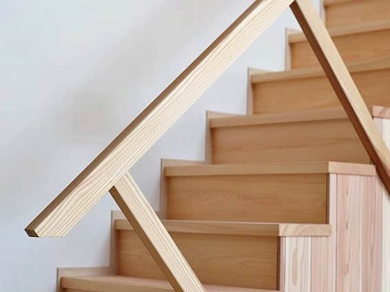 シーエッチ建築工房 さんのインスタグラム写真 - (シーエッチ建築工房 Instagram)「* 木の家の、階段。 階段って、なんのため。 階段って、のぼるため。 ⠀⠀⠀⠀⠀⠀⠀⠀⠀⠀⠀⠀ せっかくつくるのに それだけ？ ⠀⠀⠀⠀⠀⠀⠀⠀⠀⠀⠀⠀ 例えばリビング階段にする場合 階段にこだわってみても面白い。 自分たちのためのお家なのだから 面白がってみてもいいと思う。 ⠀⠀⠀⠀⠀⠀⠀⠀⠀⠀⠀⠀ 一般論だったり みんなにとって良いものではなく まずその家で暮らす人が しあわせであるように。 ⠀⠀⠀⠀⠀⠀⠀⠀⠀⠀⠀⠀ ⠀⠀⠀⠀⠀⠀⠀⠀⠀⠀⠀⠀ ──────────── 株式会社シーエッチ建築工房 兵庫県宝塚市仁川台76番地 0798-52-8863 https://www.ch-wood.co.jp ──────────── @ch_kenchiku ⠀⠀ ⠀⠀ #シーエッチ建築工房 #木の家 #注文住宅 #新築 #一戸建て #家づくり #住まい #暮らし #日々のこと #マイホーム #たからづかな生活 #ときめく日々がたからもの宝塚 #宝塚市 #西宮市 #伊丹市 #川西市 #吹田市 #三田市 #明石市 #茨木市 #高槻市 #工務店 #自然素材 #暮らしを楽しむ #こどもと暮らす #家が好き #階段 #太鼓梁 #手摺 #ph5」9月22日 17時56分 - ch_kenchiku