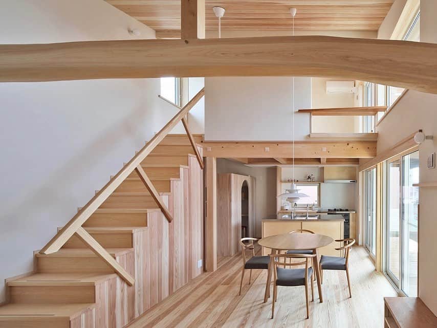 シーエッチ建築工房 さんのインスタグラム写真 - (シーエッチ建築工房 Instagram)「* 木の家の、階段。 階段って、なんのため。 階段って、のぼるため。 ⠀⠀⠀⠀⠀⠀⠀⠀⠀⠀⠀⠀ せっかくつくるのに それだけ？ ⠀⠀⠀⠀⠀⠀⠀⠀⠀⠀⠀⠀ 例えばリビング階段にする場合 階段にこだわってみても面白い。 自分たちのためのお家なのだから 面白がってみてもいいと思う。 ⠀⠀⠀⠀⠀⠀⠀⠀⠀⠀⠀⠀ 一般論だったり みんなにとって良いものではなく まずその家で暮らす人が しあわせであるように。 ⠀⠀⠀⠀⠀⠀⠀⠀⠀⠀⠀⠀ ⠀⠀⠀⠀⠀⠀⠀⠀⠀⠀⠀⠀ ──────────── 株式会社シーエッチ建築工房 兵庫県宝塚市仁川台76番地 0798-52-8863 https://www.ch-wood.co.jp ──────────── @ch_kenchiku ⠀⠀ ⠀⠀ #シーエッチ建築工房 #木の家 #注文住宅 #新築 #一戸建て #家づくり #住まい #暮らし #日々のこと #マイホーム #たからづかな生活 #ときめく日々がたからもの宝塚 #宝塚市 #西宮市 #伊丹市 #川西市 #吹田市 #三田市 #明石市 #茨木市 #高槻市 #工務店 #自然素材 #暮らしを楽しむ #こどもと暮らす #家が好き #階段 #太鼓梁 #手摺 #ph5」9月22日 17時56分 - ch_kenchiku