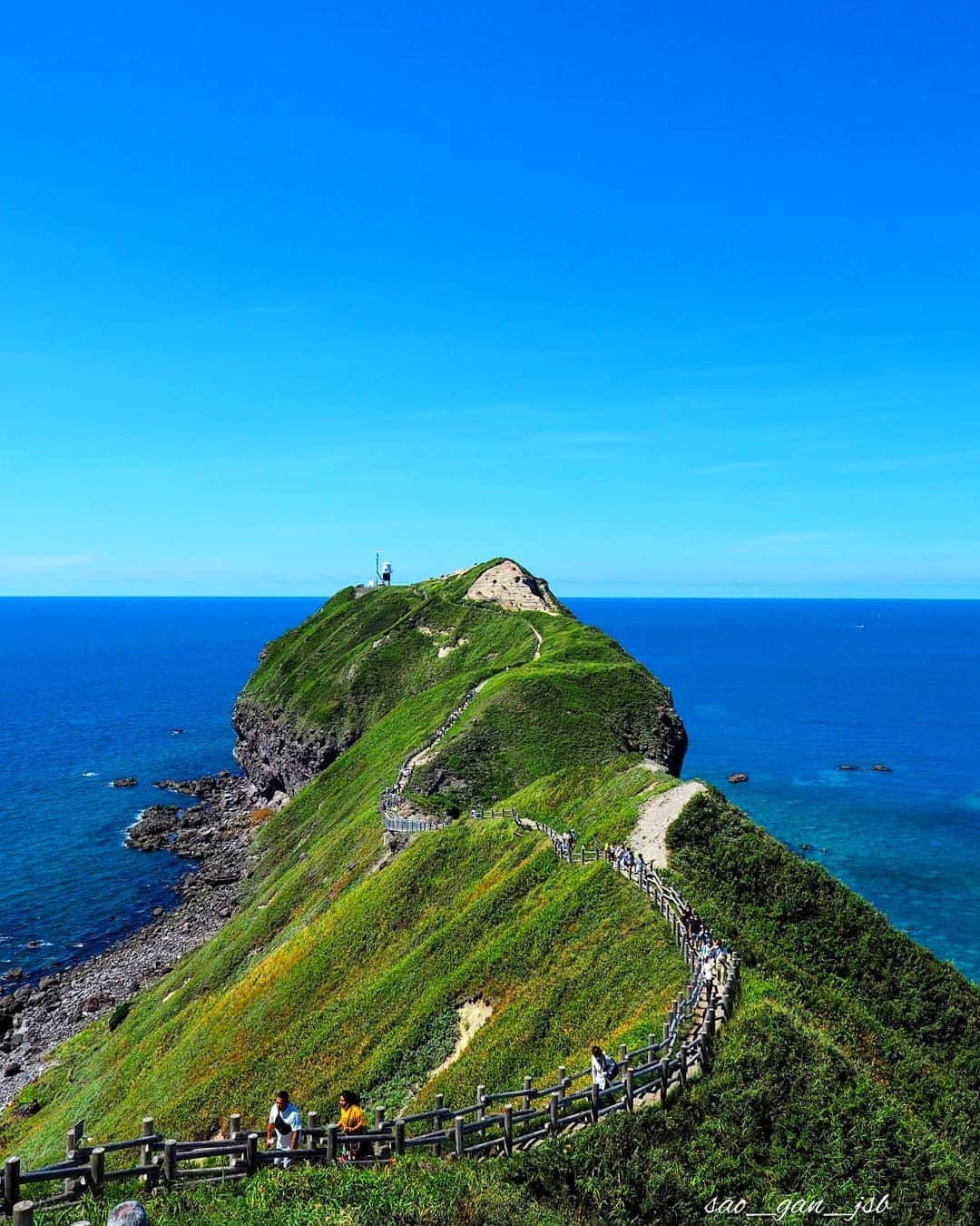 楽天トラベル さんのインスタグラム写真 - (楽天トラベル Instagram)「こんにちは😊 今日は北海道の絶景スポットをご紹介します✨ ーーーーーーーーーーーーーー 📍#神威岬  （北海道 積丹町） ーーーーーーーーーーーーーー 積丹ブルーの海に突き出す神威岬(かむいみさき)。 岬の先端までは遊歩道があり、両側に日本海の雄大な景色を眺めながら散策ができます。 約20分で周囲300度の丸みを帯びた水平線の絶景にたどり着くことができます。 ーーーーーーーーーーーーーー Special Thanks💓 📸Photo by @sao_gan_3jsb  📌ご旅行やおでかけの際は、事前にお住まいの地域や旅行先の情報を確認しご計画をお願いいたします ーーーーーーーーーーーーーー 旅先で出会った美しい風景や素敵な旅館などを  #rakutentravel を付けてぜひシェアしてください😊 このアカウントでご紹介させていただきます💗 ーーーーーーーーーーーーーー  #楽天トラベル #旅行好きな人と繋がりたい #旅したくなるフォト #旅行 #国内旅行 #旅行好き #旅行好きと繋がりたい #写真好きな人と繋がりたい #旅好き女子 #travel #trip #japan #たびすたぐらむ #積丹ブルー #積丹半島 ﻿#北海道 #北海道旅行 #北海道観光 ﻿#絶景 #北海道の絶景 #日本の絶景 ﻿#海 #自然 ﻿」9月22日 18時00分 - rakutentravel