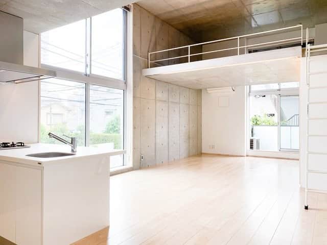 グッドルームさんのインスタグラム写真 - (グッドルームInstagram)「月の光のような優しさです。  東京 #石神井公園 ワンルーム 42.2㎡  ▼月光コンクリート  ----------------------  ロフトがある1Rのお部屋です。  壁は打ちっぱなしコンクリートですが、 間接照明の優しい光で柔らかい雰囲気に。  洋室は20.6帖の大きさ。 デスクやソファーなど どこに置くか迷ってしまう広さですね。  ベランダ側をリビングスペース キッチン側をダイニングスペース にすると動線が短くなりそうです。  ロフトは約130cmの高さでコンセントがあります。 物置だけではなく、 寝室として使うこともできそうです。  大きな収納を上手く活用して スッキリとしたお部屋で暮らしましょう！  ・⁠ こちらの物件は実際に住めるお部屋です。詳細はストーリー、ハイライトにて！⁠ ・⁠ こだわりのお部屋探しは、@goodroom_jp から URLをチェック！⁣⁣⁣⁣⁣⁣⁣⁣⁣⠀⁣⠀⁠ ・⠀⁠ ※最新のお家賃につきましては、リンク先物件ページからご確認ください。⁠ ⁠・⁠ #goodroom #interiordesign #decoration #myhome #homedesign #interiordecor #urbanlife #apartment #tokyo⁠ #東京 #生活 #シンプルな暮らし #シンプルライフ #日々の暮らし #引っ越し #暮らしを整える #二人暮らし #物件探し #お部屋探し #お洒落な暮らし #理想の空間 #空間デザイン #間取り図 #賃貸⁠ #丁寧な暮らし #ロフトのある家  #天井が高い家  #コンクリート打放し  #ホワイトキッチン」9月22日 18時00分 - goodroom_jp