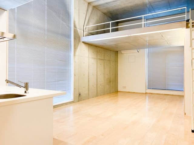 グッドルームさんのインスタグラム写真 - (グッドルームInstagram)「月の光のような優しさです。  東京 #石神井公園 ワンルーム 42.2㎡  ▼月光コンクリート  ----------------------  ロフトがある1Rのお部屋です。  壁は打ちっぱなしコンクリートですが、 間接照明の優しい光で柔らかい雰囲気に。  洋室は20.6帖の大きさ。 デスクやソファーなど どこに置くか迷ってしまう広さですね。  ベランダ側をリビングスペース キッチン側をダイニングスペース にすると動線が短くなりそうです。  ロフトは約130cmの高さでコンセントがあります。 物置だけではなく、 寝室として使うこともできそうです。  大きな収納を上手く活用して スッキリとしたお部屋で暮らしましょう！  ・⁠ こちらの物件は実際に住めるお部屋です。詳細はストーリー、ハイライトにて！⁠ ・⁠ こだわりのお部屋探しは、@goodroom_jp から URLをチェック！⁣⁣⁣⁣⁣⁣⁣⁣⁣⠀⁣⠀⁠ ・⠀⁠ ※最新のお家賃につきましては、リンク先物件ページからご確認ください。⁠ ⁠・⁠ #goodroom #interiordesign #decoration #myhome #homedesign #interiordecor #urbanlife #apartment #tokyo⁠ #東京 #生活 #シンプルな暮らし #シンプルライフ #日々の暮らし #引っ越し #暮らしを整える #二人暮らし #物件探し #お部屋探し #お洒落な暮らし #理想の空間 #空間デザイン #間取り図 #賃貸⁠ #丁寧な暮らし #ロフトのある家  #天井が高い家  #コンクリート打放し  #ホワイトキッチン」9月22日 18時00分 - goodroom_jp