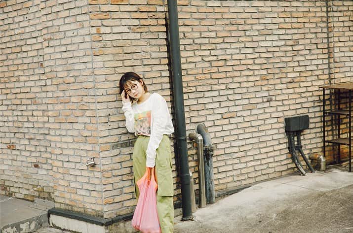 Zoff Officialのインスタグラム：「《ちょっとそこまでワンマイル》 このままゴロゴロしてもご近所に出かけてもOKのカジュアルなワンマイルスタイルには、太めのセルフレームをセレクト。すっぴんをカモフラージュできるだけでなく、小顔効果にも期待✨  Zoff CLASSIC ZO201006_49A1 ¥11,000(税込)  model @miyutomii88  ※店舗により在庫数が異なります。予めご了承ください  #zoff #ゾフ #Zoff女子 #ゾフ女子 #メガネ女子 #メガネ #ワンマイル #ワンマイルウェア #コーデ #今日のコーデ #ファッション #ファッションコーデ #秋ファッション #カジュアル #カジュアルコーデ」