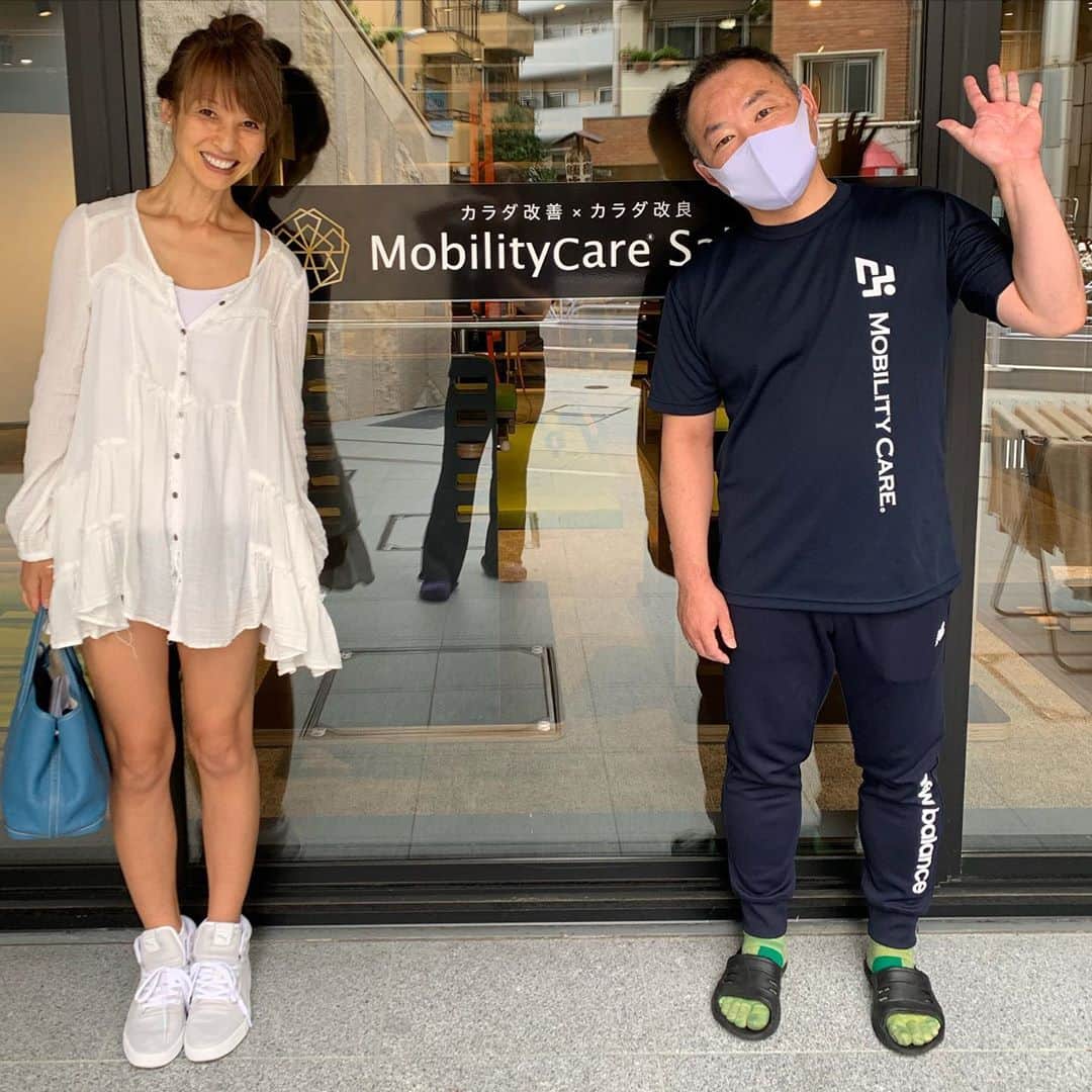 のインスタグラム：「シルバーウィーク最終日は、恵比寿に新しくオープンした @mobilitycare_academy で身体をコンディショニング  深い呼吸でリラックスした状態で身体のクセや歪みを正しい位置に戻していくモビリティケア + fiveという木でできた器具を使って、パーツ毎にストレッチ  4枚目の写真 施術前と後で、柔軟性がより高まったのがわかります👍🏻  ヨガの効果を高めるために、呼吸がいかに大切か、改めて実感しました。  私は運動は苦手だけど、自分の身体をリサーチしたり、追い込むのが好きみたいです😊  とっても楽しくて、歩いて通える場所なので、次の予約もお願いしてきました！  日本は、トレーニングひとつとっても、色々な選択肢があって、素晴らしい✨  季節はちょうど運動の秋🍁 新しく始めるのにオススメです！  #tokyostyle #training #relax #five #mobilitycare #yoga #stretch #deepbreath #feelsogood  #モビリティケア #ファイブ #ヨガ #ストレッチ #呼吸 #トレーニング #リラックス #運動の秋」
