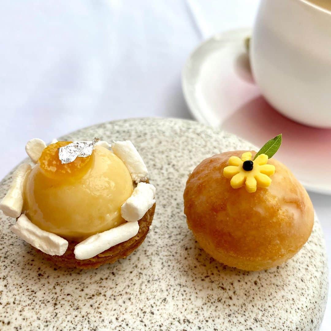 牛窪万里子さんのインスタグラム写真 - (牛窪万里子Instagram)「フィリップミル東京のデザート♡  蝶々が舞うレモンムースケーキと小菓子♫  食べるのがもったいなくらいに可愛らしいケーキでした。  #デザート #スイーツ #小菓子 #フィリップミル東京  @philippemille_tokyo」9月22日 18時04分 - mariko_ushikubo