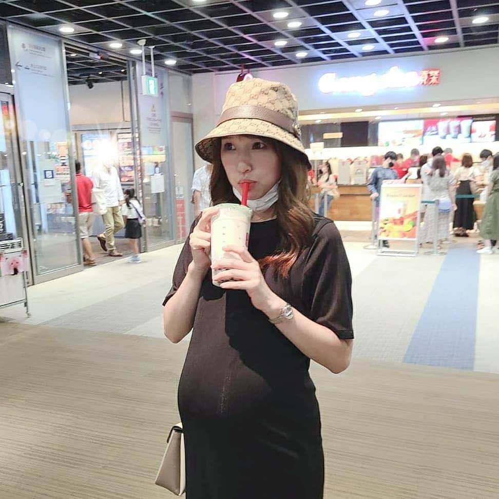佐藤夏希のインスタグラム：「あとちょっとで出産だからね… パワーチャージだよ🐷 久しぶりにタピオカ飲んだ😂 アロエとナタデココも入れた💓 …パワーチャージだよ←しつこい * * * * #妊婦健診#健診#体重管理#マタニティコーデ #息子#息子ラブ #2歳#ママ#ママさんと繋がりたい #ママスタグラム#mama#mamastagram #mamanoko #ママリ#妊娠記録#マタニティライフ#マタニティ#二人目妊娠中#babyboy#boy#成長記録#幼児#甘いものは別腹#タピオカ#タピ活」