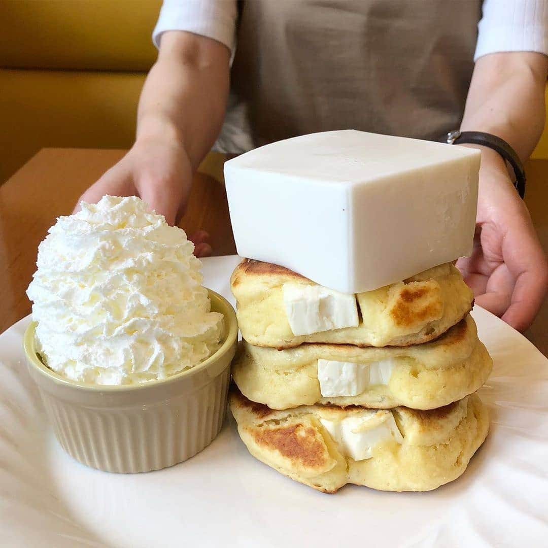 4meee!さんのインスタグラム写真 - (4meee!Instagram)「＼ふるふる動画は必見です！／﻿ ﻿ .﻿﻿ 埼玉・ふじみ野にある「Egg Moon Cafe」でたのしめる、チーズたっぷりのメニュー！﻿ ﻿ .﻿﻿ どーんと上に乗っているのはなんと！レアチーズケーキ。🧀﻿ .﻿﻿ パンケーキの中までぎっしりクリームチーズが入っているんだって〜🧀﻿﻿ .﻿﻿ たっぷりチーズのメニューを堪能したいチーズ好きさんはぜひ行ってみてね！﻿ .﻿﻿ ﻿ ﻿ .﻿■#4meee_cafe﻿ 📍埼玉県ふじみ野市鶴が丘4-1-34﻿﻿ 🕛平日11時～18時土日祝日9時～18時﻿﻿ 定休日：水曜日﻿﻿ ．﻿﻿ ．﻿﻿ ﻿ Photo by　﻿﻿ @asumon45 ﻿﻿ ﻿﻿ 流行りのアイテでムやスポットには　@4meee_com をタグ付けして投稿してください🎀﻿﻿ .﻿ #4MEEE#フォーミー#アラサー女子#女子力向上委員会﻿﻿ ﻿ .#eggmooncafe#エッグムーンカフェ#埼玉カフェ#埼玉グルメ#レアチーズケーキ#チーズ好き#チーズ部#チーズ料理#パンケーキ巡り#パンケーキ部#カフェ巡り #カフェ好き﻿ ﻿ ﻿ .﻿」9月22日 18時07分 - 4meee_com