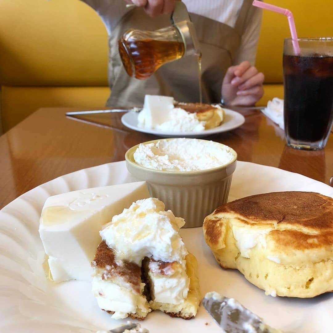 4meee!さんのインスタグラム写真 - (4meee!Instagram)「＼ふるふる動画は必見です！／﻿ ﻿ .﻿﻿ 埼玉・ふじみ野にある「Egg Moon Cafe」でたのしめる、チーズたっぷりのメニュー！﻿ ﻿ .﻿﻿ どーんと上に乗っているのはなんと！レアチーズケーキ。🧀﻿ .﻿﻿ パンケーキの中までぎっしりクリームチーズが入っているんだって〜🧀﻿﻿ .﻿﻿ たっぷりチーズのメニューを堪能したいチーズ好きさんはぜひ行ってみてね！﻿ .﻿﻿ ﻿ ﻿ .﻿■#4meee_cafe﻿ 📍埼玉県ふじみ野市鶴が丘4-1-34﻿﻿ 🕛平日11時～18時土日祝日9時～18時﻿﻿ 定休日：水曜日﻿﻿ ．﻿﻿ ．﻿﻿ ﻿ Photo by　﻿﻿ @asumon45 ﻿﻿ ﻿﻿ 流行りのアイテでムやスポットには　@4meee_com をタグ付けして投稿してください🎀﻿﻿ .﻿ #4MEEE#フォーミー#アラサー女子#女子力向上委員会﻿﻿ ﻿ .#eggmooncafe#エッグムーンカフェ#埼玉カフェ#埼玉グルメ#レアチーズケーキ#チーズ好き#チーズ部#チーズ料理#パンケーキ巡り#パンケーキ部#カフェ巡り #カフェ好き﻿ ﻿ ﻿ .﻿」9月22日 18時07分 - 4meee_com