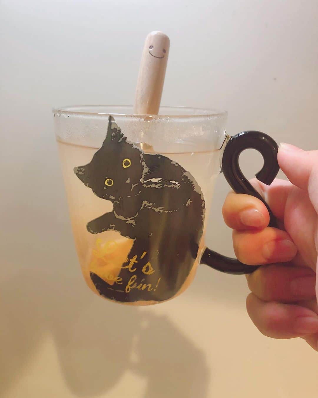 大塚紗英さんのインスタグラム写真 - (大塚紗英Instagram)「これは、無農薬レモンと新ショウガを蜂蜜で煮てちょっとスパイスを入れて瓶詰めにしたやつ(手作り🙌)にお湯を注いだイカした飲み物 #食器が猫だらけ」9月22日 18時15分 - o_t_s_u_k_a_s_a_e