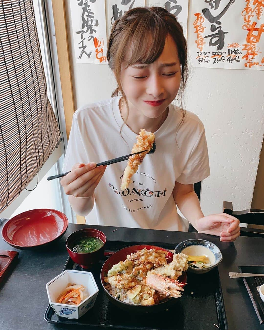 赤間有華のインスタグラム：「食べて笑顔になれる #大海老 天丼🦐❤ 。 ロケ弁も#天の魚 さんに作っていただいたオリジナル弁当でした🍱✨ 。 #あっぱれKANAGAWA大行進#寒川町#天丼#弁当#最高」