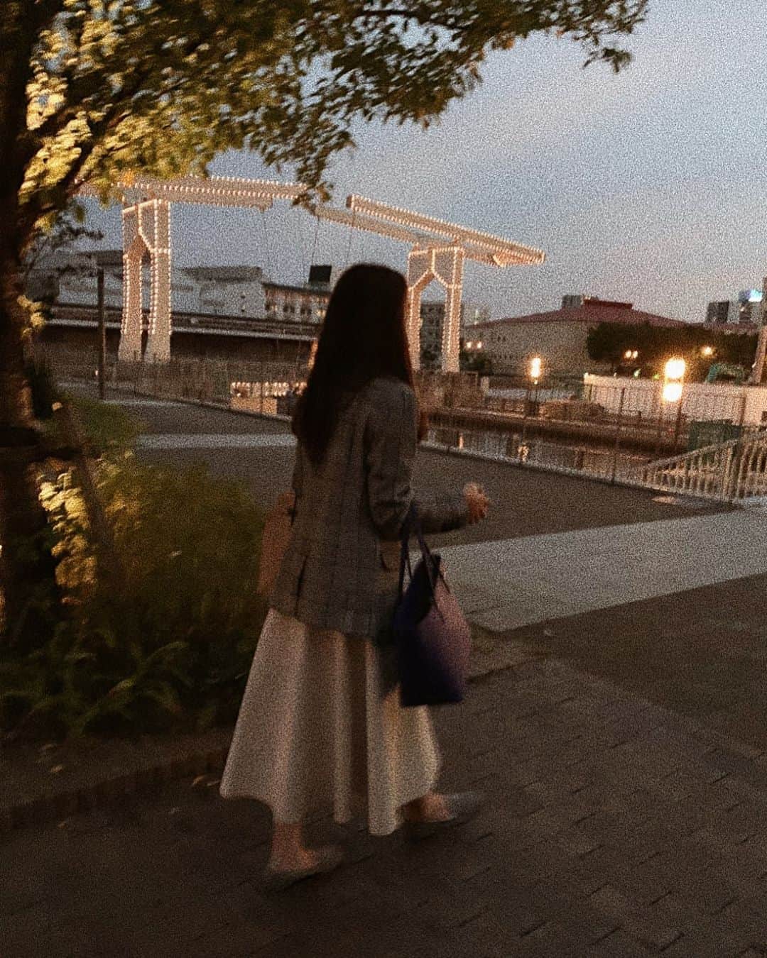 𝐊𝐚𝐤𝐢𝐠𝐢𝐅𝐮𝐤𝐚のインスタグラム：「𝘼𝙪𝙩𝙪𝙢𝙣 🧸 今日はZARAコーデ🖤🤎 ． 秋服って組み合わせ自由自在やし 中にかんわいいキャミ着て 上に軽く羽織ったりなんかしちゃったら どタイプなもんで、そんな女の子道ですれ違ったら 思わず可愛い！ってこぼれてしまう🤭💭🍂 ． 一瞬で終わっちゃうからこそ 大好きな季節を楽しみたいものです🌾 ． #zara #zaraコーデ #白スカートコーデ #スカートコーデ #秋服コーデ #zaraoutfits #zarafashion #ざらじょ #おしゃれさんと繋がりたい #ファッション好きな人と繋がりたい」