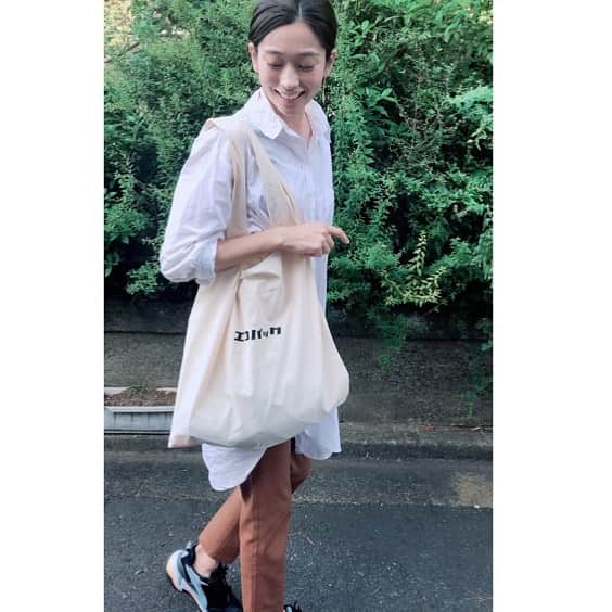 佐藤飛鳥のインスタグラム：「エコバック😂🤍 ずっと使ってたものが破けてきたし、レジ袋有料化でおかわなmy bagが世に増えたので新調〜。 これはいつもバッグに忍ばせておく用😘 #エコバック#mybag」