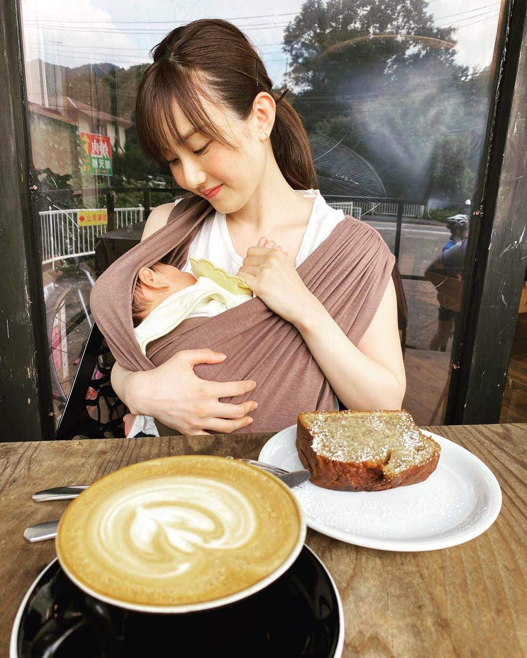 湯田友美さんのインスタグラム写真 - (湯田友美Instagram)「#cafevibes ☕️💕 ちょっとずつお出かけできるようになって嬉しい今日この頃😊 寝不足＋子供のことを話せる相手が少なくてたまに無性に悲しくなるけど、基本楽しい☺️ ・ 連休、気分転換に一人で好きなことしてきていいよ！って言われたけどとりあえず一人で昼寝をリクエスト😂笑 ・ ・ ✏️ #day55 #抱っこ虫 #寝つき悪い #よだれマン #指しゃぶり 🤱 #51kg #🐷 #ウォーキング #産後トレーニング #チャイルドシート #アップリカ #居心地良さそう #カフェラテ #カフェ時間 #男の子のママ #新米ママ #育児  #runningmom #1monthold #babyboy #aprica」9月22日 18時37分 - yudatomomi