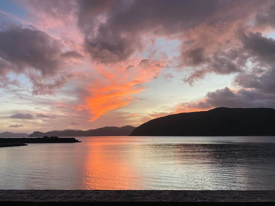 三谷晶子のインスタグラム：「Today's sunset.  #加計呂麻島　 #sunset #夕日」