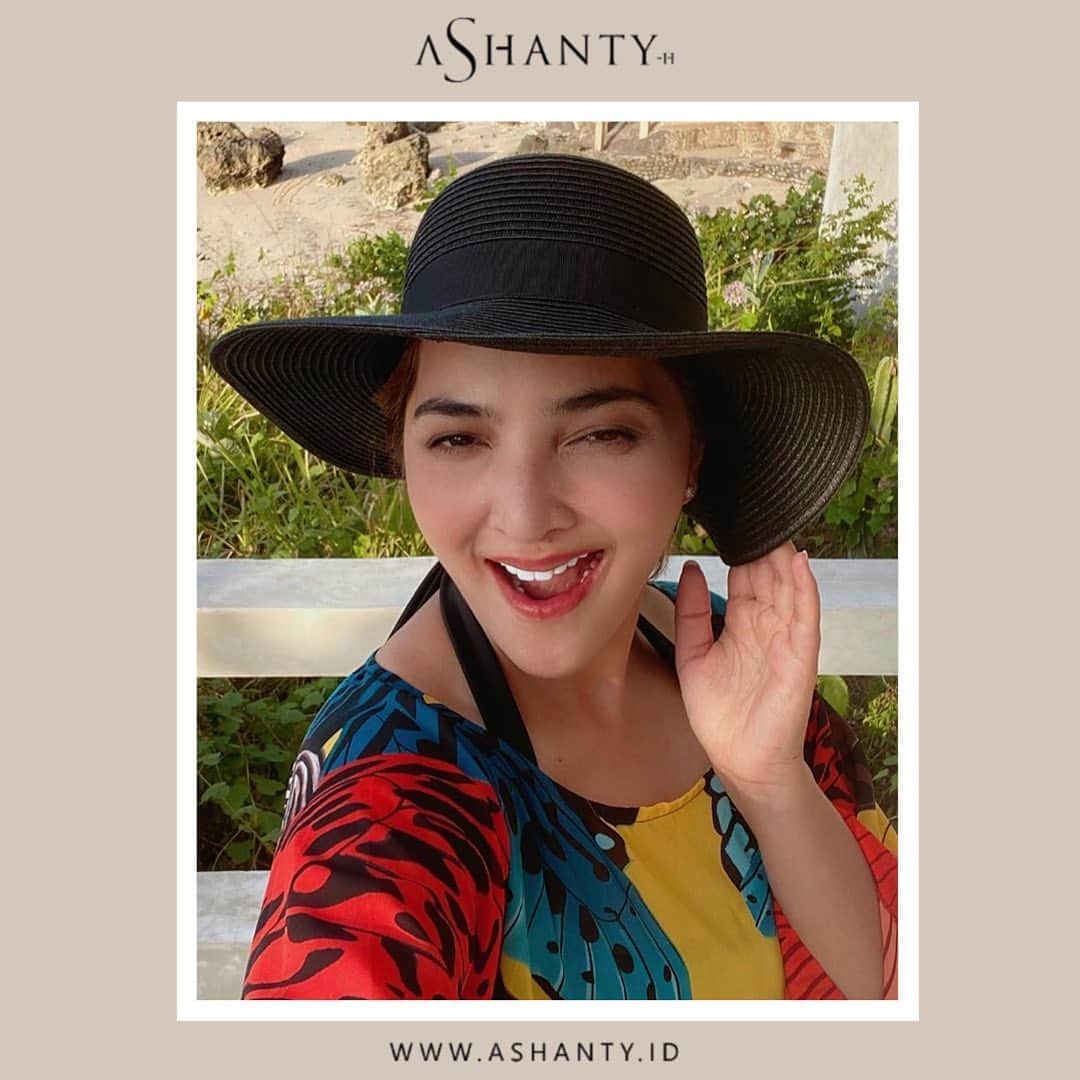 ASHANTY BEAUTY CREAM OFFICIALのインスタグラム：「Tidak khawatir berada di pantai dan terkena paparan sinar matahari langsung karena Bunda Ashanty selalu rutin merawat dan melindungi wajah menggunakan Ashanty Beauty Cream. Wajah bebas kusam, tetap sehat, cerah, beeseri dan awet muda ✨  _____________________________ Informasi dan pemesanan  Ashanty Beauty Cream Chat Via WA : WA: 081287388885 WA: 081293823950 WA: 087778489900 WA: 085781140354 ⚡️ Fast Respons Click Link On Bio Instagram @ashantyid ❣️ ______________________________ #ashantybeautycream #creamashanty #skincareashanty #skincare #skincareartis #skincarelokal #creamwajah #creamperawatanwajah #obatjerawat #jerawat #kosmetik #krimwajah #creamwajah #whiteningcream #ashantyid #ashanty」