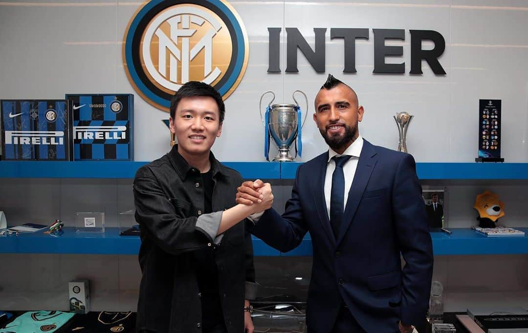 インテルナツィオナーレ・ミラノさんのインスタグラム写真 - (インテルナツィオナーレ・ミラノInstagram)「SIGNED ✍️⚫️🔵 Finally an #Inter player! Welcome @kingarturo23oficial! #ForzaInter #NotForEveryone #WelcomeVidal #Vidal #Football」9月22日 18時32分 - inter