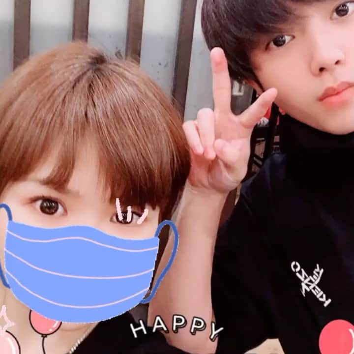 守屋のインスタグラム：「19歳になりました。 あさってはお母さんの誕生日です🎉 ハッピーバースデイ🎂 #親子 #19歳 ＃お母さんに何歳なるんって聞いたら21って言ってました。 ＃絶対嘘やん。」