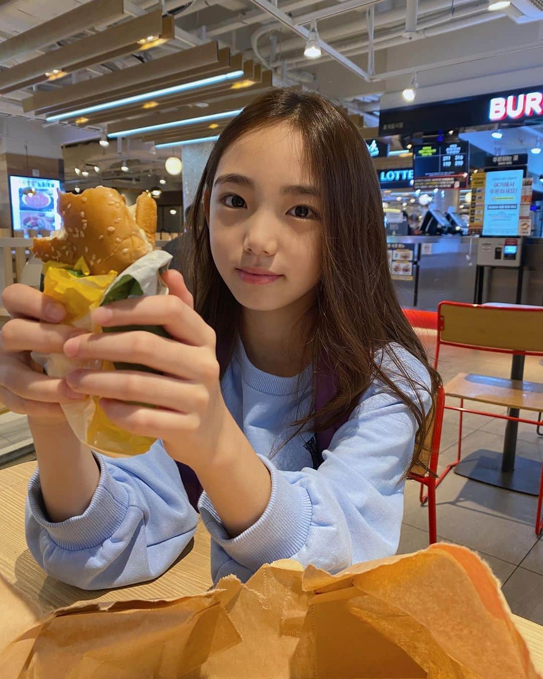 ウンチェのインスタグラム：「. #맛저하세요 🍔🍟🥤  햄버거 싫어하던 니가 , 이젠 먼저 햄버거 먹고싶다고도 하고 - 뭐든 잘 먹고 쑥쑥 크기만 하자💙 - - - - #일상 #daily #yummy  #초딩스타그램 #딸스타그램  #주니어모델 #아역배우 #이은채」