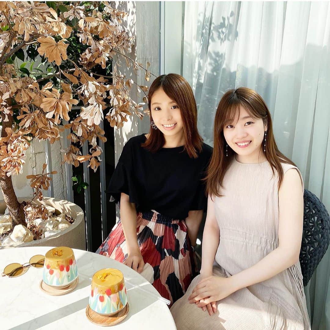 片桐優妃のインスタグラム：「久しぶりに会えて嬉しかったー楽しかったー💗 . #ダルゴナコーヒー はじめて飲んだ！ . #シルバーウィーク #代官山 のカフェは行列でした🙇‍♂️ . #代官山カフェ #サロンドルイ #サロンドルイジュエリーカフェ #salondelouis #salondelouisjewerlycafe」