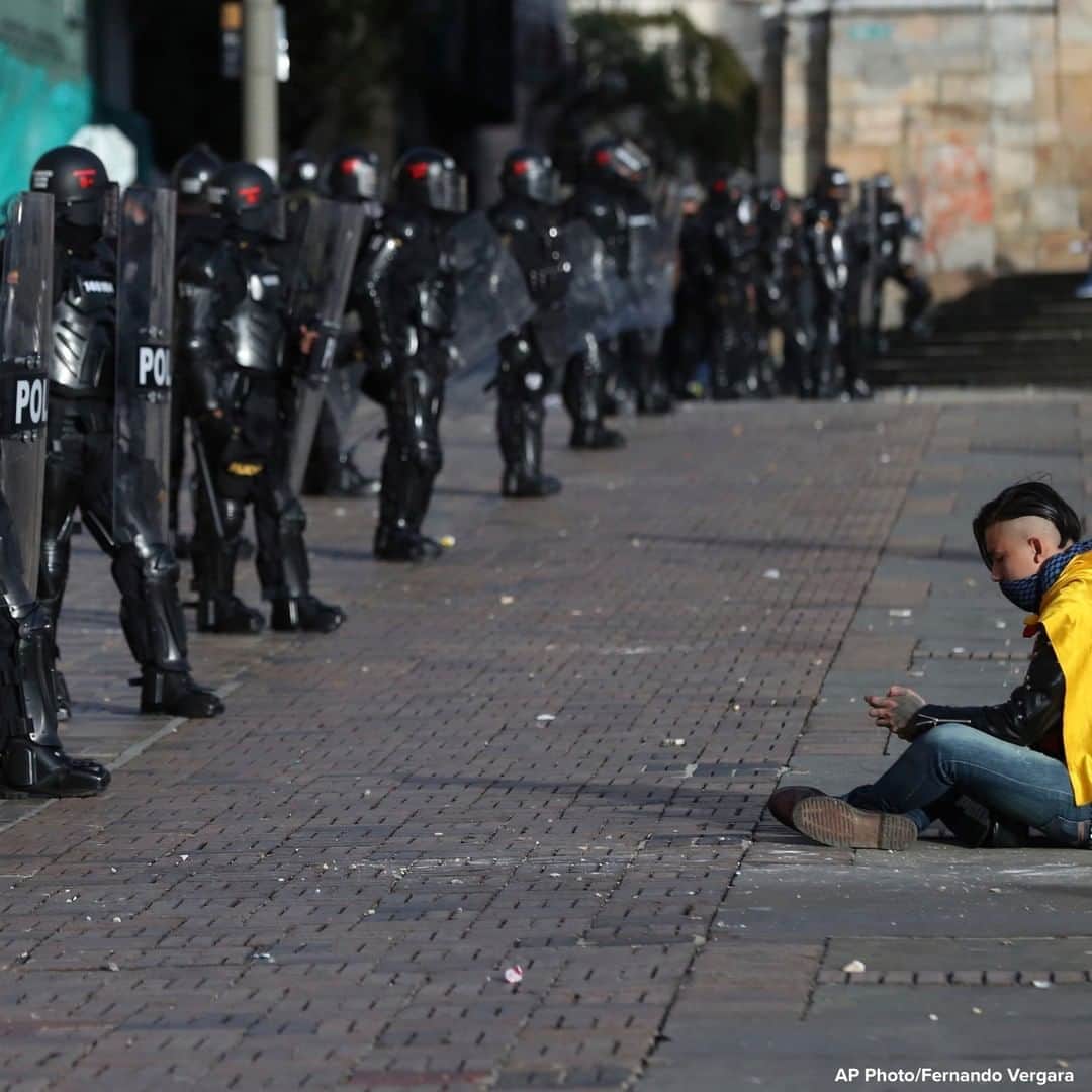 ABC Newsさんのインスタグラム写真 - (ABC NewsInstagram)「Demonstrator sits in front of a line of police in riot gear during a protest against the government in Bogota, Colombia. #colombia #police #protest」9月22日 18時44分 - abcnews