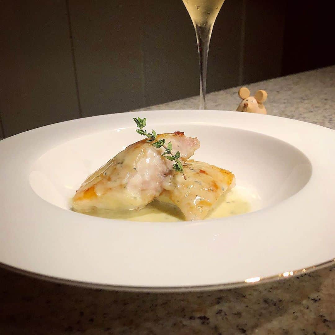 榊山敬代のインスタグラム：「🌿🐟🧀… ・ 最近のマイブームは 白身魚にオリジナル のソースを制作の巻  この日はヒラメさんを コンガリと焼きまして  ブルーチーズのソースを トロンと絡めまして完成  今回のレシピはたまたま  冷蔵庫で待機してたブルーチーズと ヒラメさんとヒラメキましたけれど  食べたことのないハーモニーで 新しいレシピにリピート決定也  お店で食べたらきっと お高いのだろうなぁと  シンプルだけどご馳走感へ ありがたく堪能したのでした  ブルーチーズさんも今後から 調味料のカテゴリにメモメモ  🧀🐟🙏…#日々発見 也  さて今日は秋分の日でした  そして昨年の今日では 池上大坊の個展最終日  今のご時世からおもいだしますと 貴重な時間を経験させていただき 改めてありがたくおもう日でした  そしてわざわざご来場くださいました 方々にも感謝をお伝えしたい日でした  そして毎年秋分の日は 急いで個展の準備中か 慌しく制作しているか  心に余裕がない時間を 過ごしてきた画家人生  今年は初めてゆっくりと過ごし お彼岸の独特で不思議な空気へ 身を委ねることができた貴重な  2020年の秋分の日でした  そしてご先祖さまたちや見えないけれど 見守ってくださっている気配へ感謝の時  生きてるってすごいなぁ…  いのちの奇跡を垣間見る1日なのでした  ・ ・　　 #おうち時間 #おうち大好き #enjoyhome ・ ・  ・ ・ #秋 #Autumn #食欲の秋 #dinner #夕食  #おうちごはん #おうちディナー #おうちのみ #brut #champagne #しゅわしゅわと共に #ヒラメ#平目 #fish #cheese #ブルーチーズ #オリジナルソース #sauce #Japanese #food #おもいつき #創作料理 #artist #cooking #日本画家 の #お料理こんなもん」