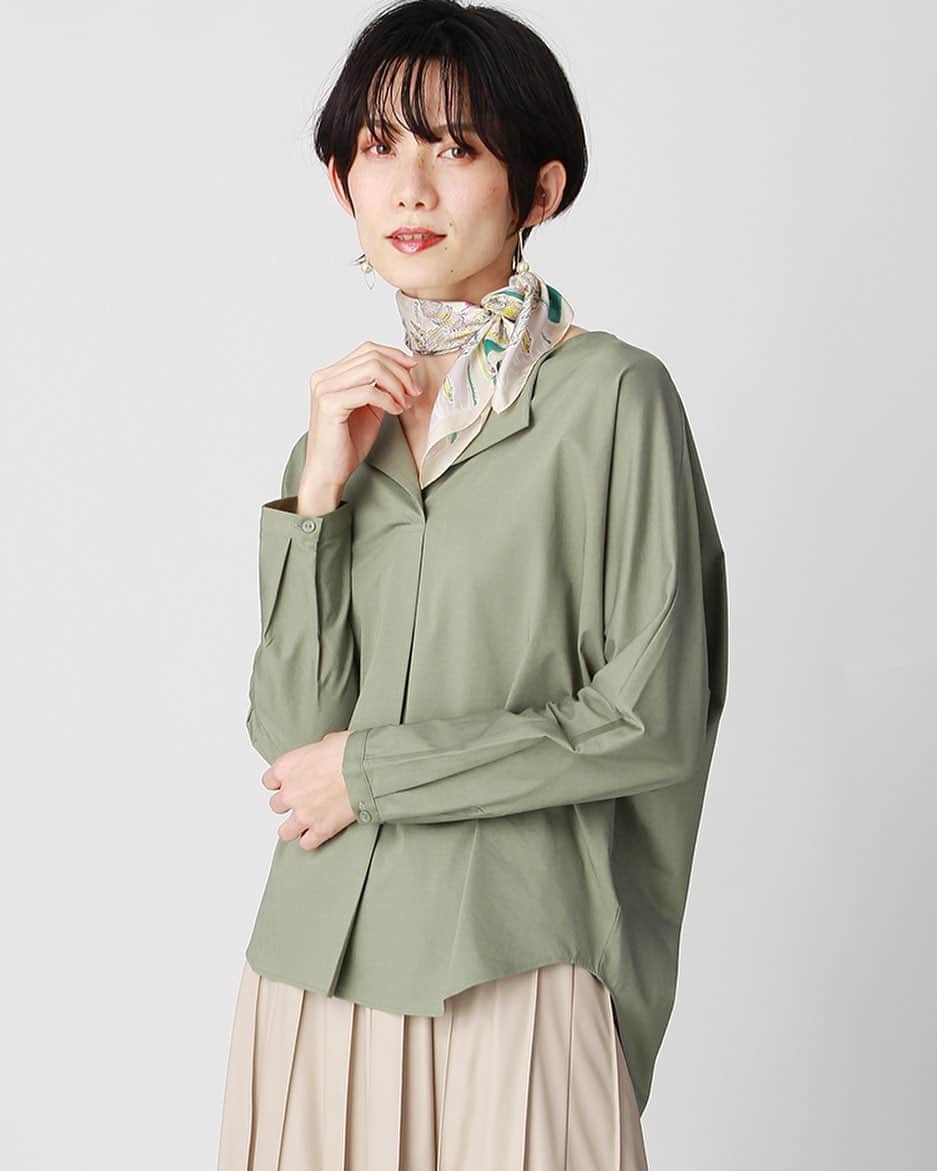 平山奈美のインスタグラム：「少し涼しくなってきたから私服でもそろそろスカーフ登場させようかね💚🤍  @thesuitcompany_official  @white_thesuitcompany_official   #スカーフコーデ #スカーフアレンジ #スカーフ #秋コーデ #スーツカンパニー #大人コーデ #フォーマルコーデ #大人カジュアル #きれいめコーデ #きれいめカジュアル #ママコーデ #ママ」