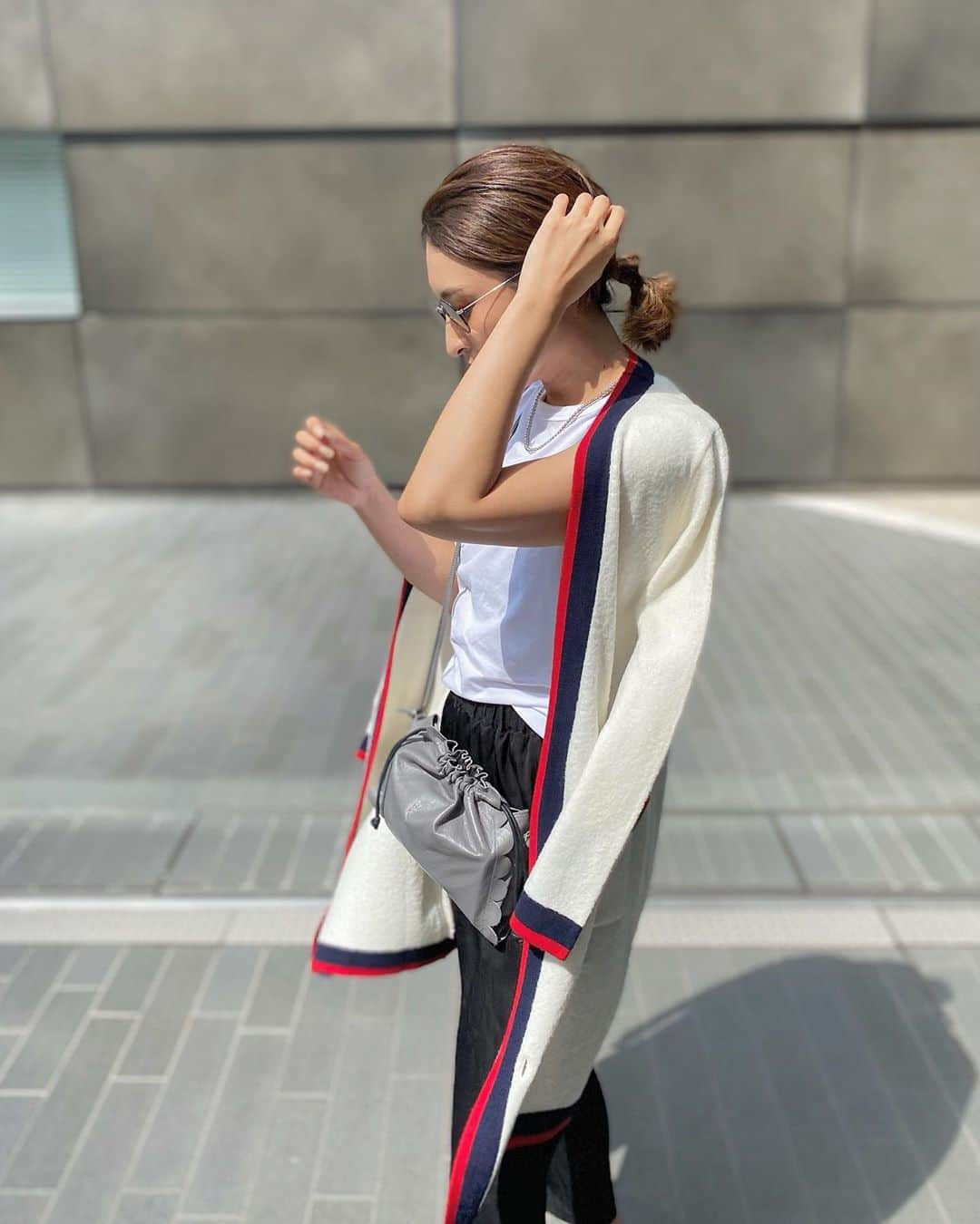 Ayaさんのインスタグラム写真 - (AyaInstagram)「#outfitoftheday  風が強くて涼しかった今日は フレンチシックな　@estnation_jp のカーディガンを！フレンチ配色の白赤青が可愛い✨ コートの下にも仕込める柔らかさ  また来週は30度台に戻るみたいだけどこのまま秋になって欲しい🙏  #AD #ESTNATION #エストネーション#カーディガン」9月22日 18時52分 - aya_green1010