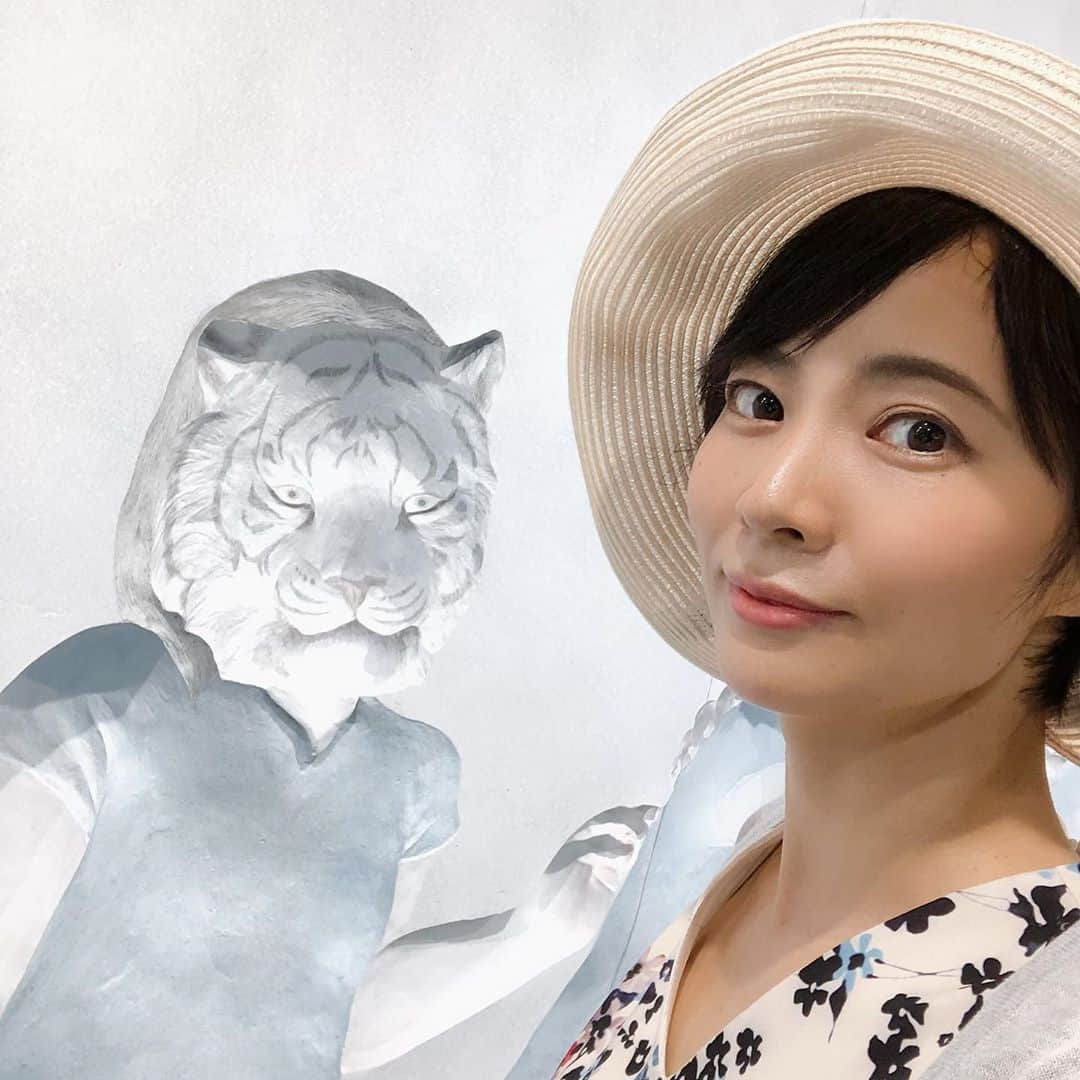 村井美樹さんのインスタグラム写真 - (村井美樹Instagram)「本日の東京新聞朝刊のコラム「鉄学しましょ」はテーマは虎ノ門駅と虎ノ門ヒルズ駅について。 銀座線・虎ノ門駅の渋谷方面ホームにある中谷ミチコさんのパブリックアート「白い虎が見ている」。 虎の視線が追いかけてきて、不思議なアートです。  https://www.tokyo-np.co.jp/article/56971 . #鉄学しましょ #東京新聞 #虎ノ門駅 #虎ノ門ヒルズ駅 #中谷ミチコ　#白い虎が見ている」9月22日 18時53分 - miki_murai_