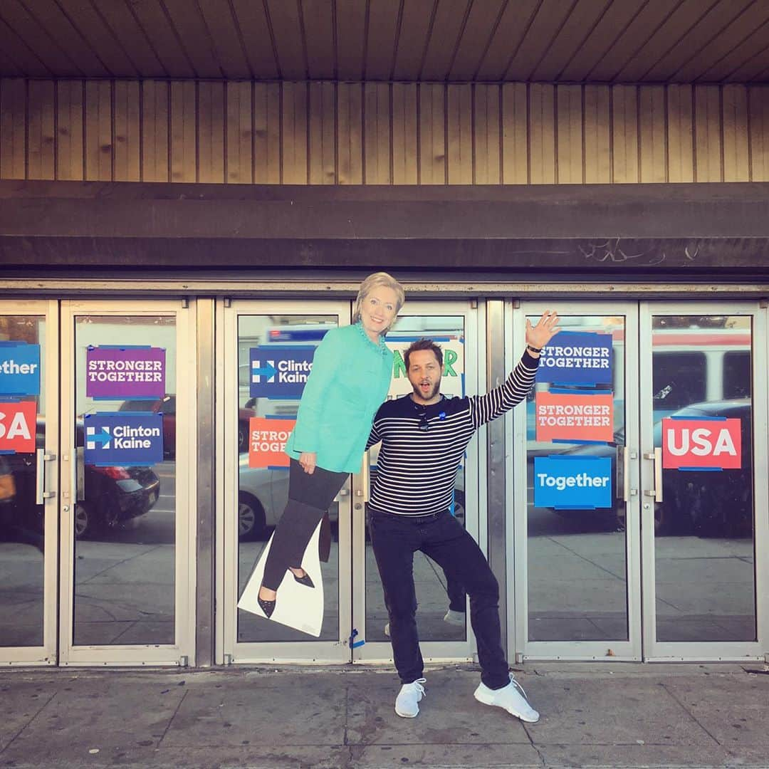 デレク・ブラスバーグさんのインスタグラム写真 - (デレク・ブラスバーグInstagram)「Today is national voter registration day and to celebrate I dug up these creepy pics of me with cardboard cutouts of Barack and Hillary from when I canvassed with the DNC in Pennsylvania in 2008 and 2016. (We’ve aged, Obama.) Go to vote.org to check your registration status in 30 seconds or less! ✌️🇺🇸」9月23日 5時49分 - derekblasberg