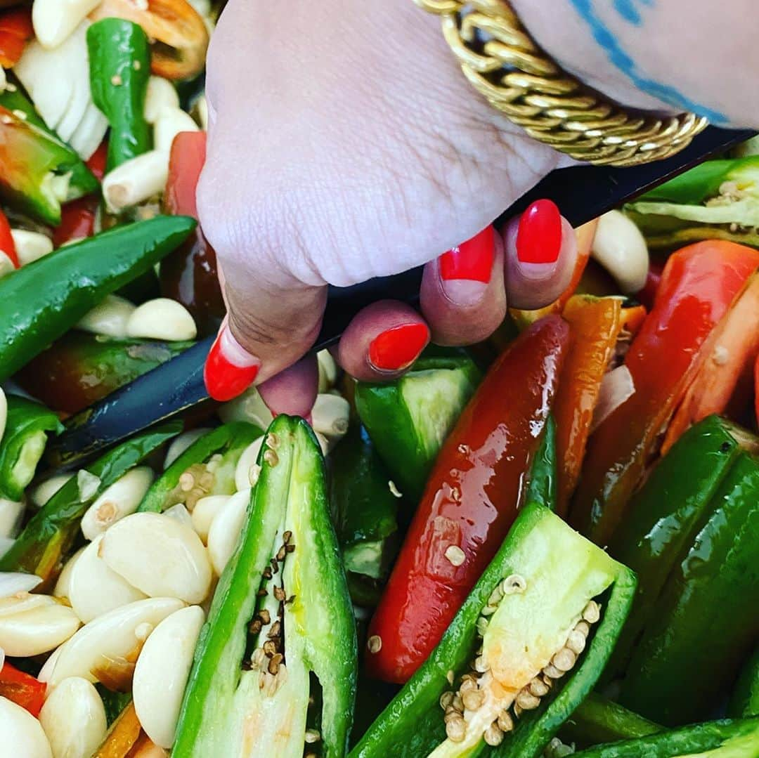 ケリスさんのインスタグラム写真 - (ケリスInstagram)「So while we are on this journey back to health and soundness Of mind , this is just a quick reminder it can all still be enjoyable ! Jalapeño garlic heirloom ketchup . No corn syrup , no preservatives, just farm fresh goodness . Get ready for this weeks GOLD MINE BOX , it’s all about wellness and goodness❤️ #eatwell #bewell #cheflife #farmlife #heirloom #organic #healthy #natural #withlove #spice #box #goldmine #quarentine #covid_19 #snacks」9月23日 5時49分 - kelis