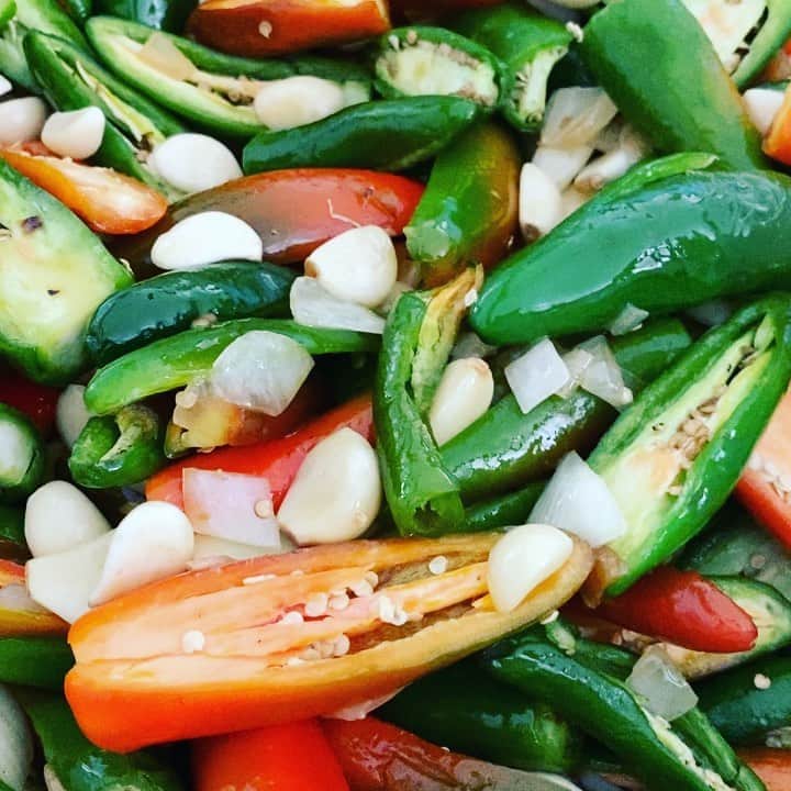 ケリスのインスタグラム：「So while we are on this journey back to health and soundness Of mind , this is just a quick reminder it can all still be enjoyable ! Jalapeño garlic heirloom ketchup . No corn syrup , no preservatives, just farm fresh goodness . Get ready for this weeks GOLD MINE BOX , it’s all about wellness and goodness❤️ #eatwell #bewell #cheflife #farmlife #heirloom #organic #healthy #natural #withlove #spice #box #goldmine #quarentine #covid_19 #snacks」