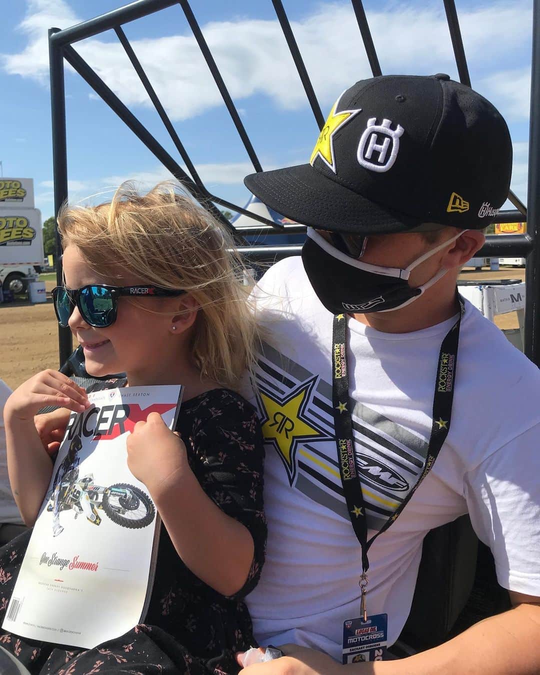 Racer X Onlineさんのインスタグラム写真 - (Racer X OnlineInstagram)「Dad gets the cover, we throw in sunglasses as a bonus 😉 @ZachO_16」9月23日 4時24分 - racerxonline